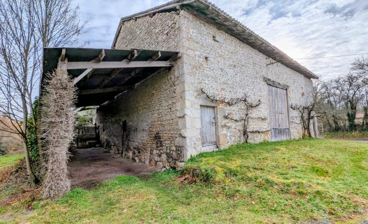 CHAMBORET GRANGE EN ZONE URBAINE SUR 1300 M² CHAMBORET GRANGE EN ZONE URBAINE SUR 1300 M²