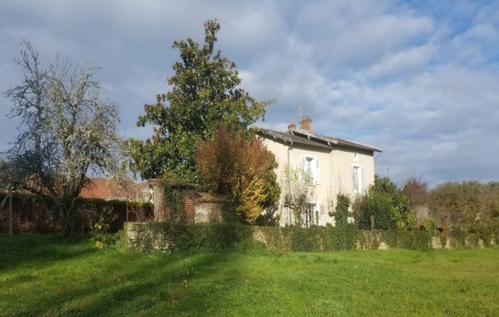 NANTIAT MAISON SUR 920 M² AVEC JARDIN ET GARAGE NANTIAT MAISON SUR 920 M² TERRAIN